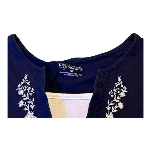 Southern Expressions Navy Blue Women’s 1X Floral Embroidered Neckline Tshirt - Picture 3 of 6